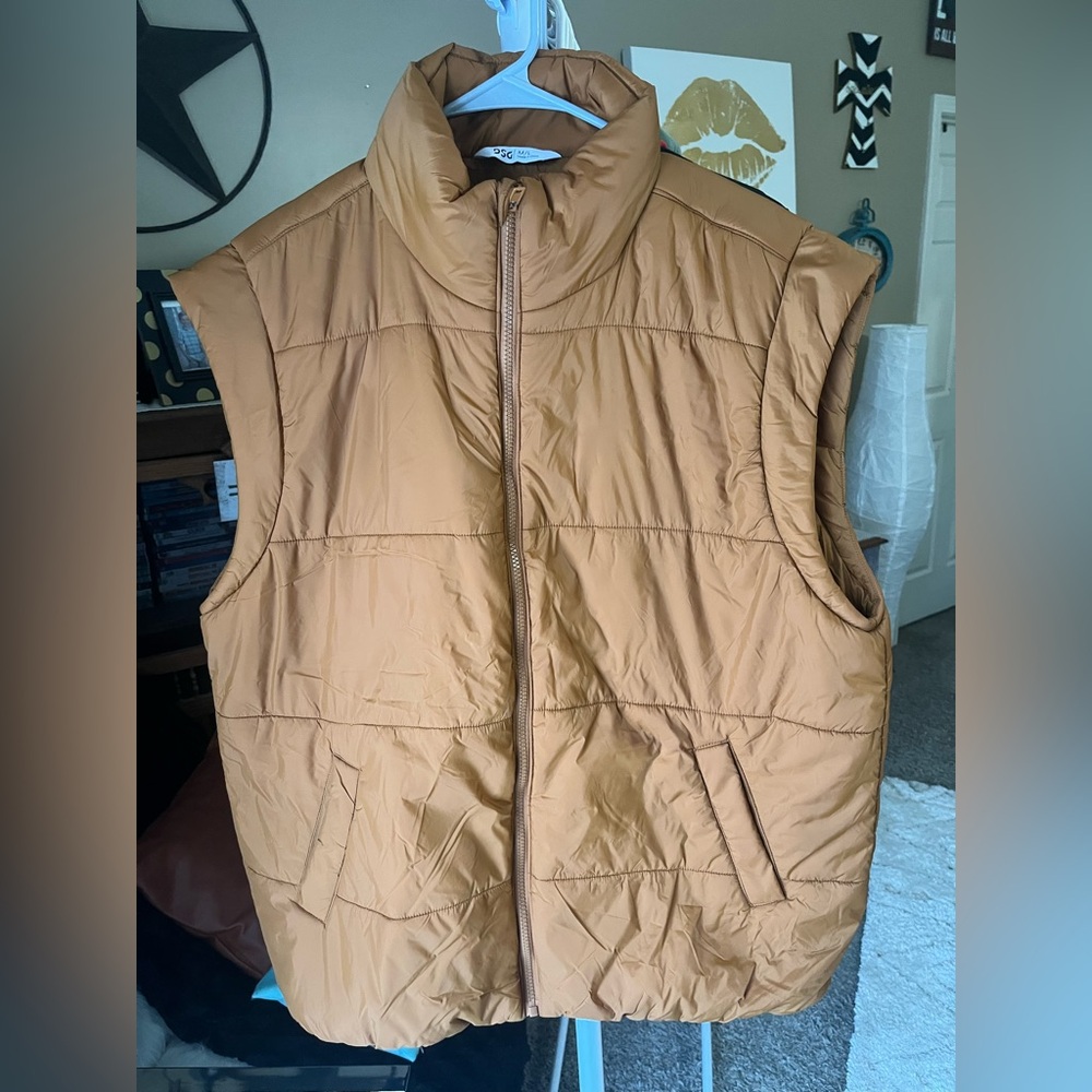 DSG Vest like new, men’s size M/L camel color